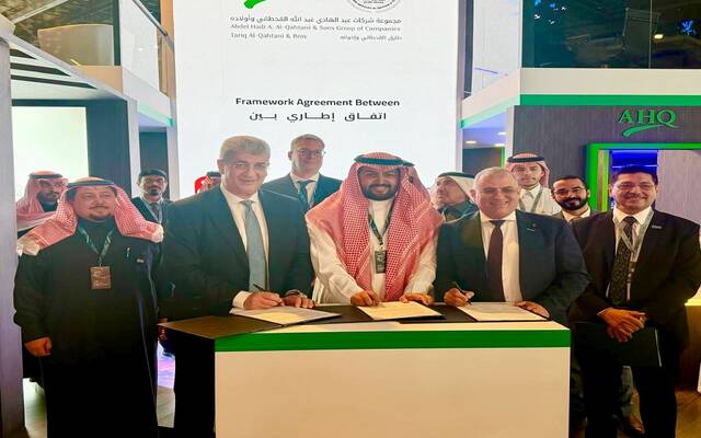 كريم بدوي وزير البترول والثروة المعدنية والشيخ طارق القحطاني رئيس مجلس إدارة مجموعة عبد الهادي القحطاني