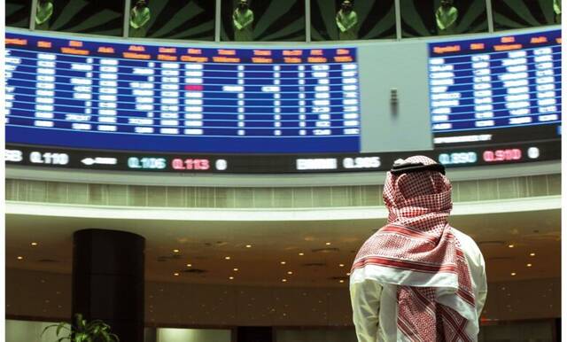 متداول  يتابع أسعار الأسهم المدرجة بقاعة بورصة البحرين، أرشيفية