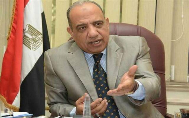 محمود عصمت وزير الكهرباء والطاقة المتجددة المصري