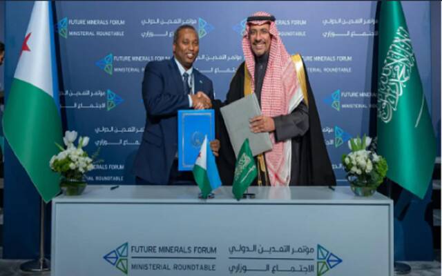 وزير الصناعة والثروة المعدنية بندر بن إبراهيم الخريف يوقع مذكرة ضمن أعمال مؤتمر التعدين الدولي في نسخته الرابعة