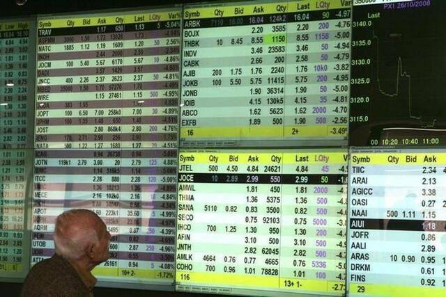 مستثمر يتابع أسعار الأسهم ببورصة عمَّان