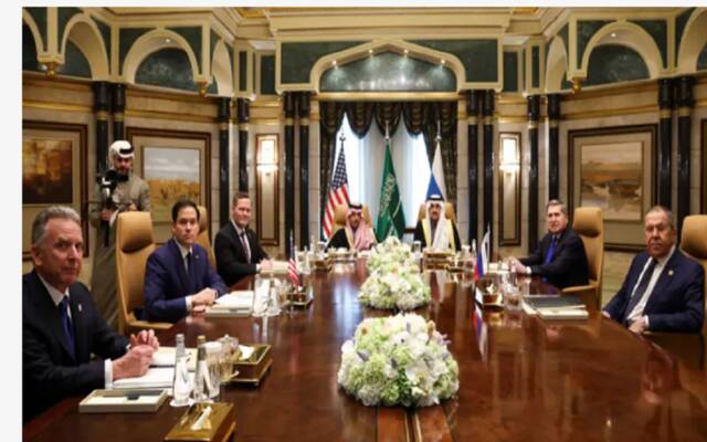 جانب من المباحثات التي تستضيفها الرياض بهدف إنهاء الحرب في أوكرانيا