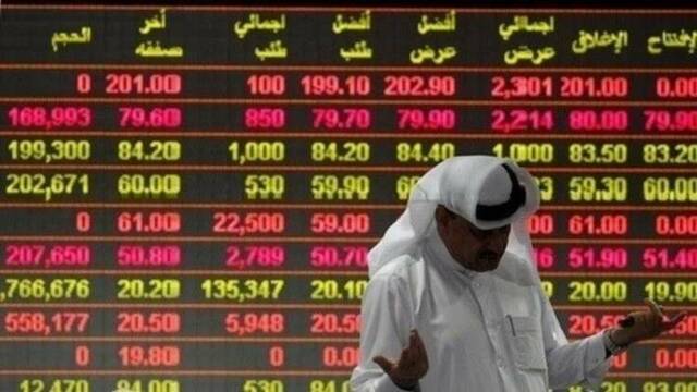 متداول يتابع أسعار البورصة القطرية، أرشيفية