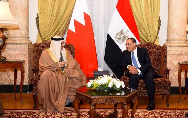 بدر عبد العاطي وزير الخارجية والهجرة المصري مع الدكتور عبد اللطيف بن راشد الزياني وزير خارجية مملكة البحرين