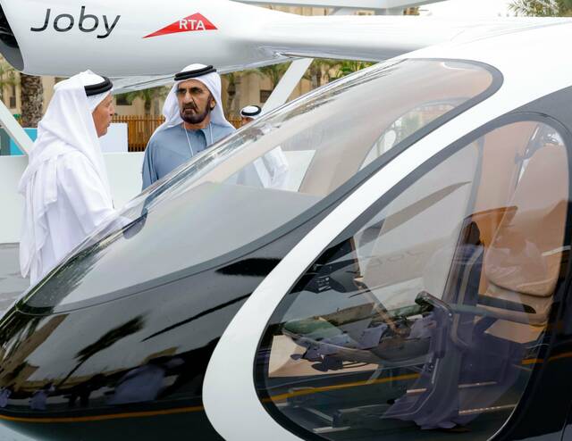 الشيخ محمد بن راشد يتفقد التاكسي الطائر