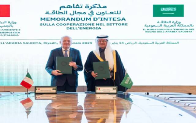 الأمير عبدالعزيز بن سلمان بن عبدالعزيز وزير الطاقة ووزير البيئة وأمن الطاقة في الجمهورية الإيطالية جيلبرتو بيكيتو فراتين