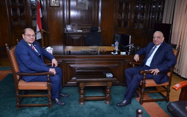 محمود عصمت وزير الكهرباء والطاقة المتجددة المصري ومحمد دويدار القائم بأعمال رئيس مجلس إدارة هيئة المحطات النووية