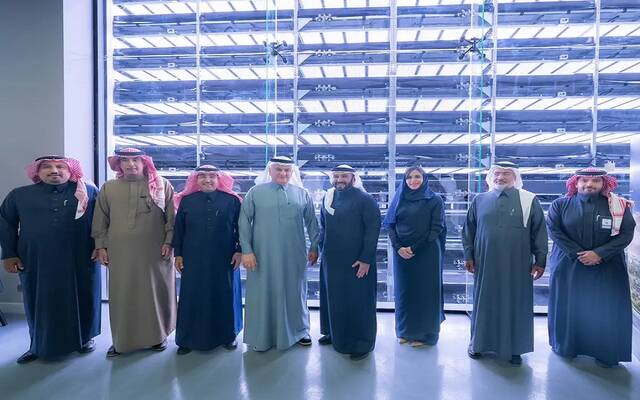 وزير البيئة والمياه والزراعة عبد الرحمن الفضلي خلال زيارة عدد من شركات القطاع الخاص