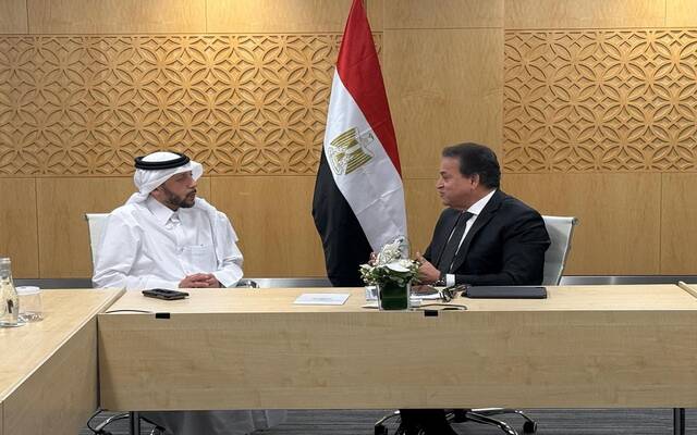 خالد عبدالغفار نائب رئيس مجلس الوزراء وزير الصحة والسكان المصري الدكتور منصور بن إبراهيم آل محمود وزير الصحة لدولة قطر