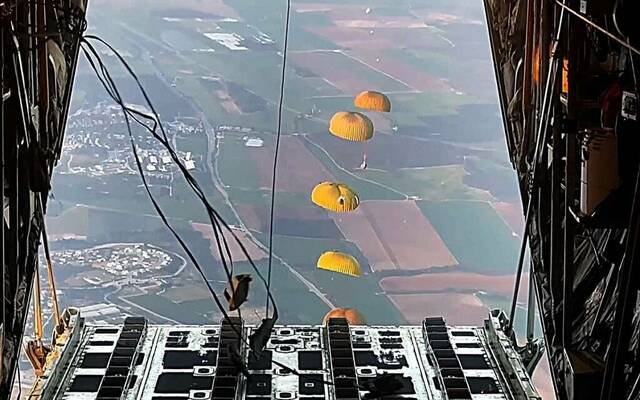 إنزال مساعدات على قطاع غزة