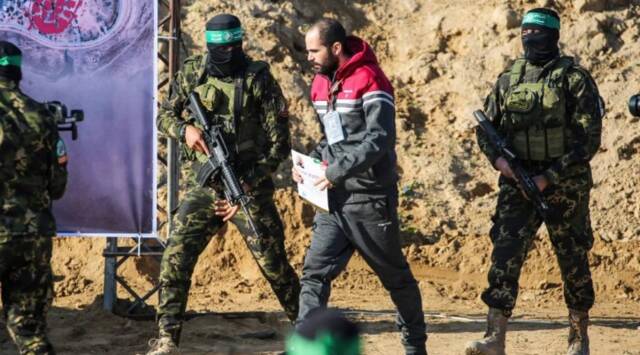 حماس تُسلم الصليب الأحمر رهينة إسرائيلي