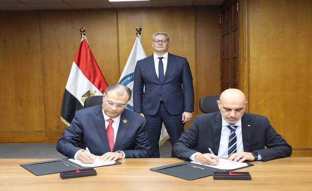 كريم بدوي وزير البترول والثروة المعدنية المصري يشهد توقيع ثلاث اتفاقيات رئيسية تهدف إلى تطوير مصانع شركة أبوقير للأسمدة