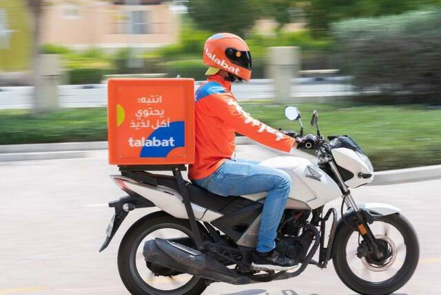 طلبات العاملة في مجال خدمات طلب وتوصيل الطعام ومواد البقالة اليومية