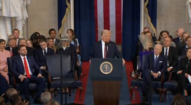 الرئيس الأمريكي المنتخب دونالد ترامب خلال تنصيبه