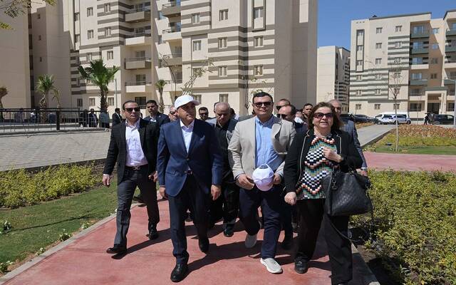 مصطفى مدبولي رئيس مجلس الوزراء المصري وشريف الشربيني وزير الإسكان والمرافق والمجتمعات العمرانية