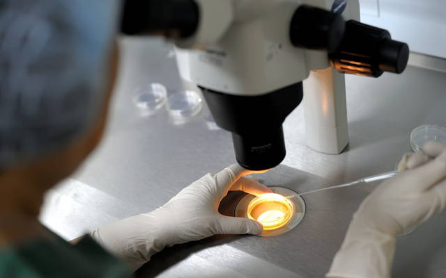 إجراءات طبية داخل إحدى العيادات