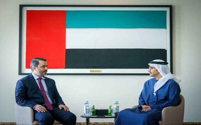 الشيخ عبدالله بن زايد آل نهيان نائب رئيس مجلس الوزراء وزير الخارجية الإماراتي وأسعد الشيباني وزير الخارجية في الحكومة السورية الانتقالية.