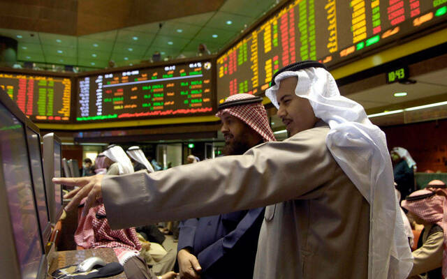 مستثمرون يتابعون التداولات ببورصة الكويت