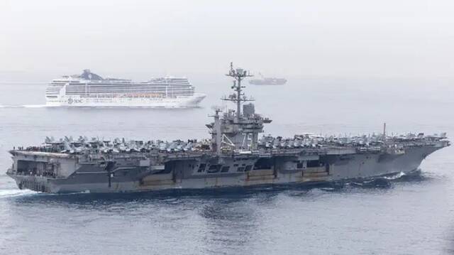 حاملة طائرات أمريكية