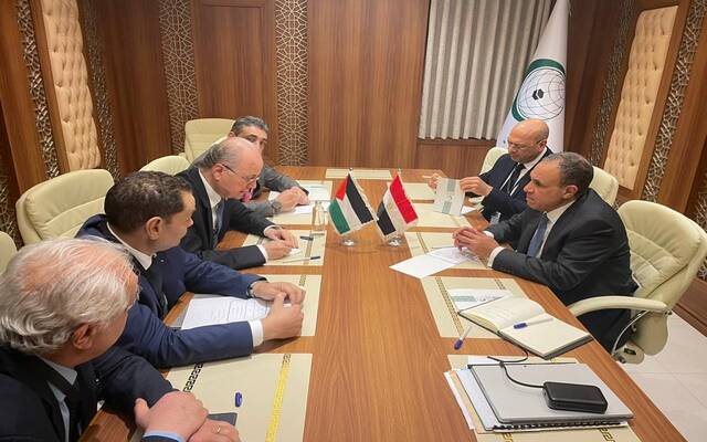 بدر عبدالعاطي وزير الخارجية والهجرة المصري مع محمد مصطفى رئيس الوزراء وزير الخارجية الفلسطيني