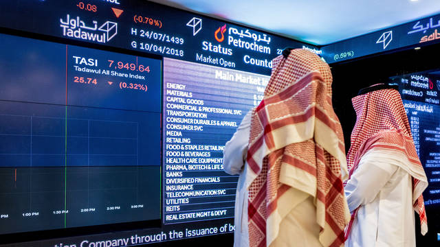 متعاملون يتابعون أسعار الأسهم السعودية، الصورة أرشيفية