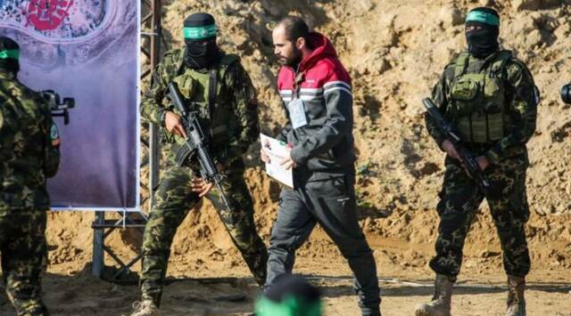 حماس تُسلم الصليب الأحمر محتجز إسرائيلي