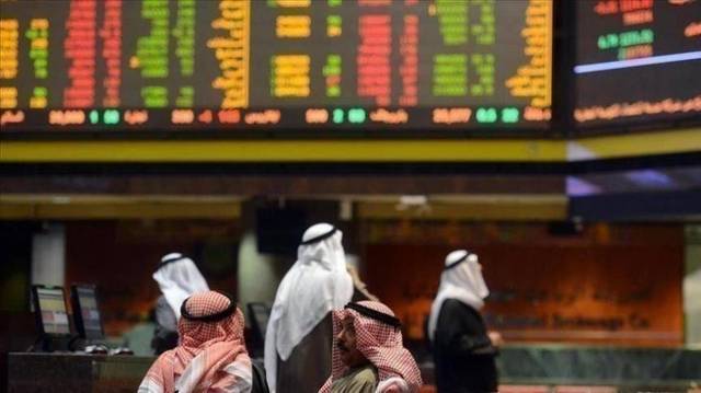 متعاملون يتابعون أسعار الأسهم بالبورصة الكويتية