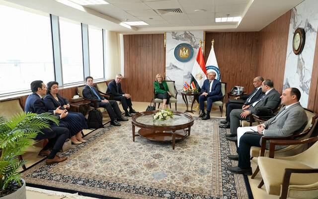 المهندس كريم بدوى وزير البترول والثروة المعدنية المصري وهيلدا كليميتسدال سفيرة النرويج لدى القاهرة