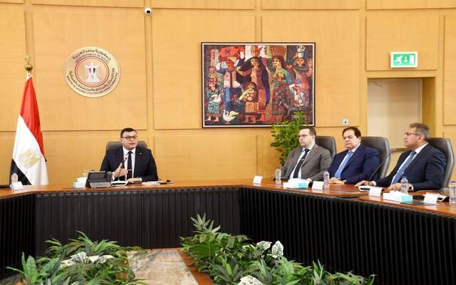 شريف الشربيني وزير الإسكان والمرافق والمجتمعات العمرانية المصري يلتقي بمجموعة من المطورين العقاريين